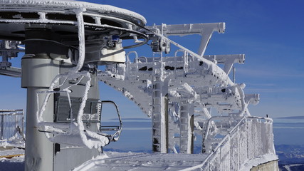 Oblodzony  wyciąg narciarski krzesełkowy - górna stacja .