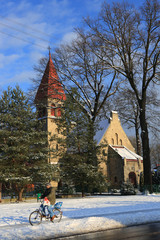 Kościół ewangelicki w zimowym krajobrazie w Zawadzkim.
