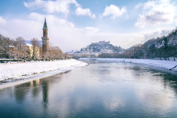 Blick auf Salzburg Stadt im Winter 