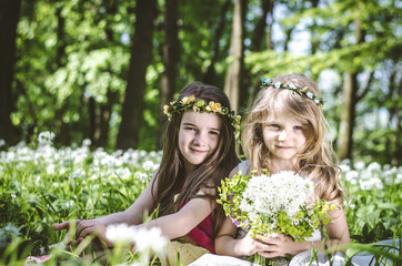 Naklejka premium girl sitting in spring meadow