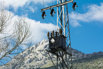 Cables de electricida en la sierra 