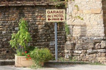 Fototapeta na wymiar Garage de l'Hôtel de Bourgogne. Cluny. Garage of the Hotel de Bourgogne. Cluny.