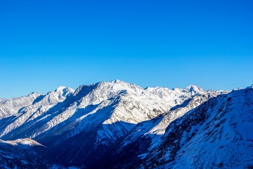 Fototapeta na wymiar Горный пейзаж, снежные склоны, природа Северного Кавказа