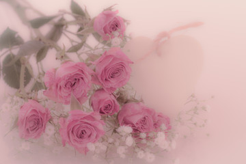 Obraz na płótnie Canvas Pink roses with heart card.