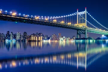 Zelfklevend Fotobehang Prachtig nachtzicht met lichten van Robert F. Kennedy RFK-brug, voorheen bekend als de Triborough-brug van Astoria Queens over de East River naar de skyline van New York City, de bovenste Manhattan © littleny