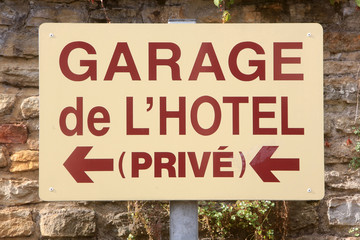 Garage de l'Hôtel de Bourgogne. Cluny. Garage of the Hotel de Bourgogne. Cluny.