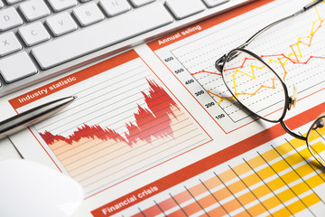 Obraz premium Preparing average sales report