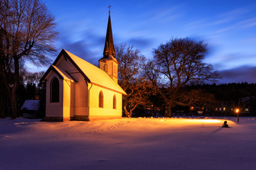 Beleuchtete Kirche im Winter