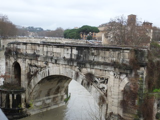 Obraz premium 2015_Brücke in Rom bei hohem Wasser und Regen