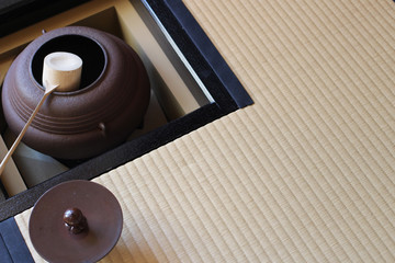 日本の茶室にある茶釜と炉