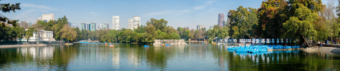 Le lac du parc de Chapultepec à Mexico