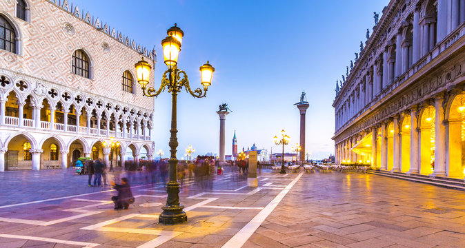 Fototapeta Palazzo Duccale mit Piazzetta in Venedig im Abendlicht