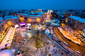 Obraz premium KYIV, UKRAINE - JANUARY 15, 2017: Christmas market on Sophia Square in Kyiv, Ukraine. Main Kyiv's New Year tree and Saint Sophia Cathedral on the background