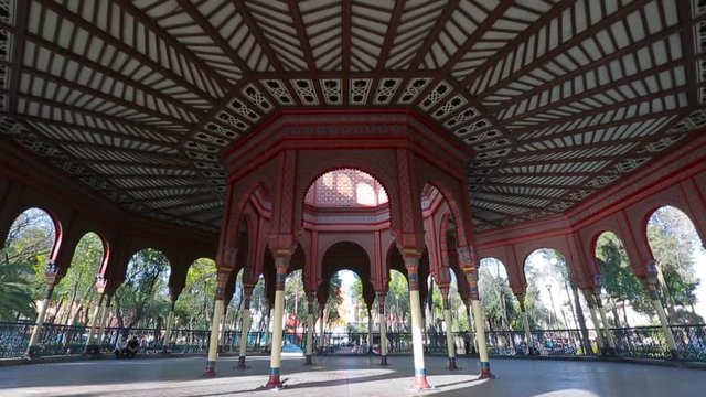 " Red kiosk in the park/Kiosco rojo en el parque"