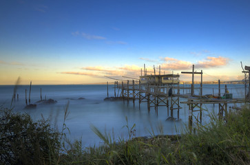 Scorcio con trabucco durante il tramonto 