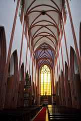 Wnętrze gotyckiego kościoła © bnorbert3