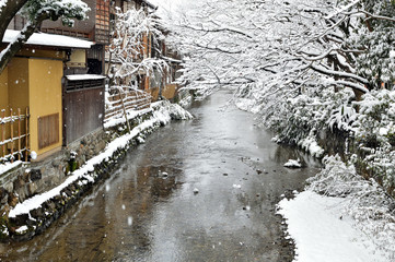 雪景色の祇園白川