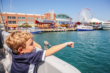 Obraz premium Boy on a boat pointing