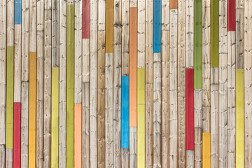 bois de bardage en façade de bâtiment 