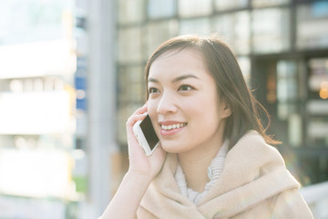 携帯電話で話す女性