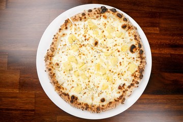 Patate pizza on table