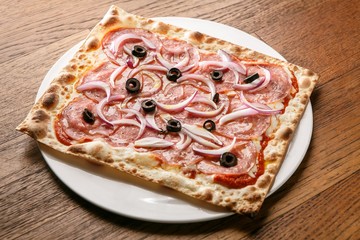 diabolo pizza on table