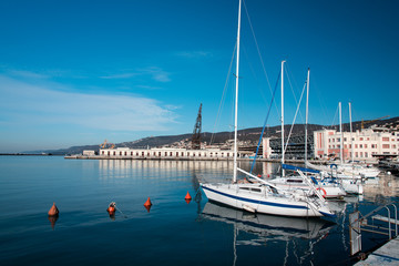 Fototapeta na wymiar Passeggiando lungo le rive di Trieste