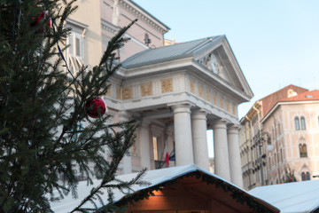 Ultime luci della giornata sui palazzi di Trieste