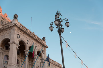 Fototapeta na wymiar Imbrunire sui palazzi di Trieste
