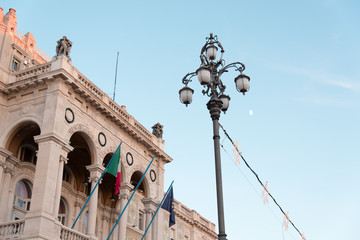 Fototapeta na wymiar Imbrunire sui palazzi di Trieste