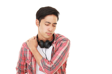 肩痛を訴える男性
