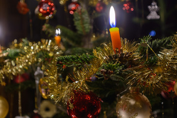 Traditionell geschmückter Christbaum - Nahaufnahme