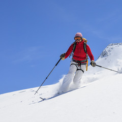 Fototapeta na wymiar Spaß bei der Abfahrt im Pulverschnee nach einer Skitour zum Zuckerhüttl