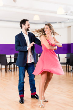Mann und Frau in Tanzschule lernen tanzen