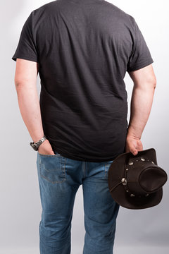 Hombre con sombrero de cawboy.