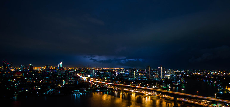 Skyline von Bangkok während eines Gewitters