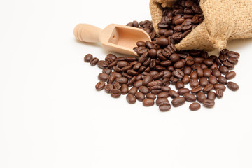 Obraz premium Organic coffee beans in sack on white background close up isolated.