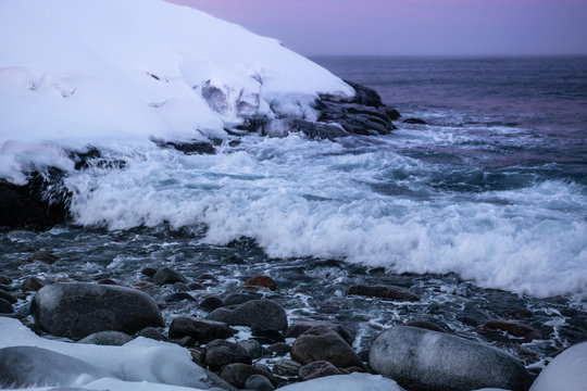 Fototapeta Snowy coast of Barents Sea in Teriberka, Murmansk Region, Russia