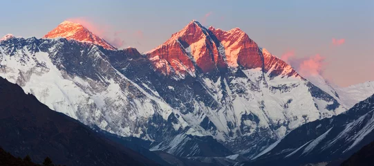 Fototapete Himalaya Panoramablick auf den nepalesischen Himalaya im Distrikt Solukhumbu (Sagarmatha Nationalpark) bei Sonnenuntergang: Nuptse-Gipfel, Everest, Lhotse