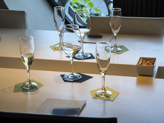 Copas de cava o champán sobre una mesa con aperitivos