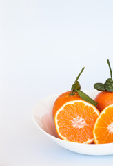 Clementinen in der weißen Schale