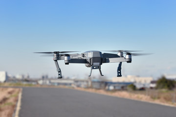 飛行中のドローン