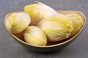 Endives entières dans un saladier