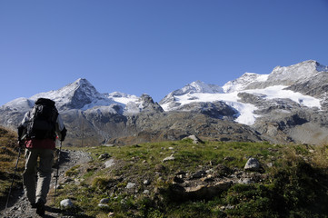 Fototapeta na wymiar Schweizer Alpen: Malerische Wander und Ferienregionen Oberengadin