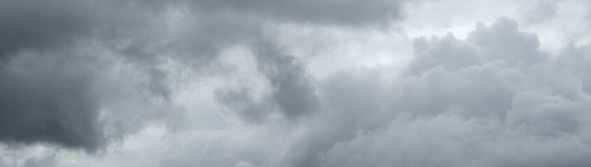 Panorama de ciel nuageux. Nuages d& 39 orage au-dessus de l& 39 horizon.