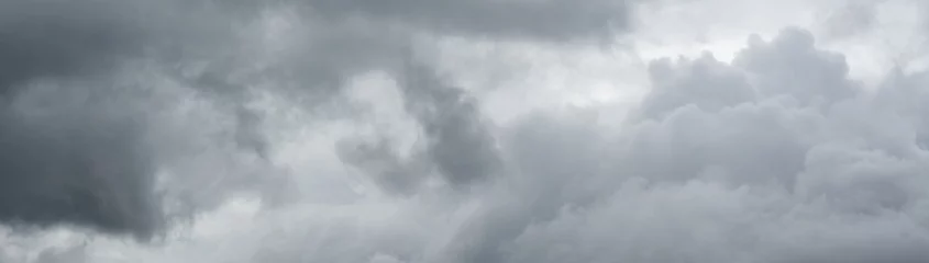 Tableaux ronds sur aluminium brossé Ciel Panorama de ciel nuageux. Nuages d& 39 orage au-dessus de l& 39 horizon.
