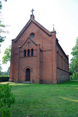 Fototapeta na wymiar Backsteinkirche von Dierhagen auf Fischland