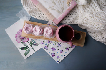 Obraz na płótnie Canvas morning black tea with a pink zephyr for a dessert