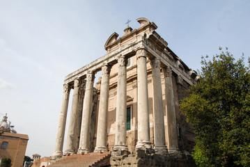 Fototapeta na wymiar フォロ･ロマーノ　アントニヌス・ピウスとファウスティナ神殿（イタリア・ローマ）
