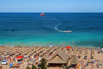 Obraz premium Resort Słoneczny Brzeg Bułgaria panorama plaży latem. Panoramiczny widok z góry Sunny Beach Bułgaria. Łódź i spadochron do morza.